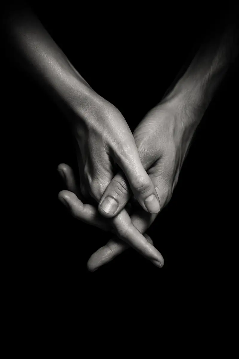 Mains enlacées, photographie noir et blanc