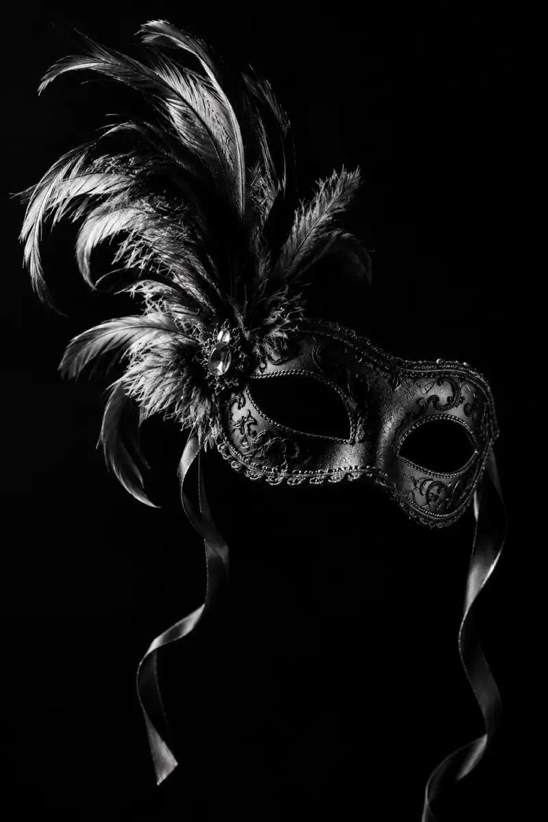 Masque vénitien à plumes, photographie noir et blanc